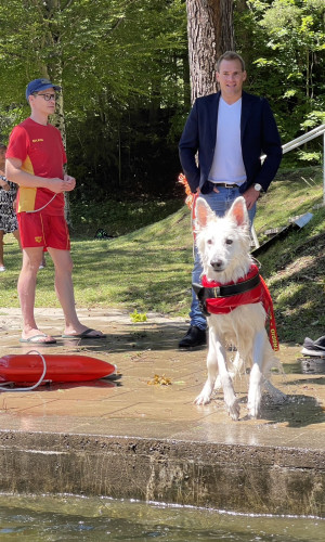 Die erfahrene Wasserrettungshündin Enya. Im Hintergrund rechts der Bürgermeister der Stadt Füssen, Maximilian Eichstetter