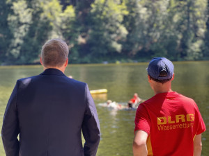 Der Vorsitzende der DLRG Füssen, Dirk Romahn erklärt Maximilian Eichstetter, dem Bürgermeister der Stadt Füssen was die Wasserrettungshunde leisten und erklärt ihm den Mehrwert des Einsatzes.