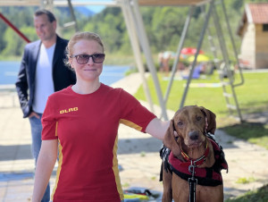 Michaela Romahn, die Leiterin Finanzen der DLRG Füssen mit Hund Jerry. Im Hintergrund der Bürgermeister der Stadt Füssen Maximilian Eichstetter.