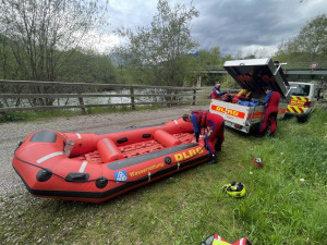 Bevor es los geht wird geprüft ob genügend Luft im Raft ist