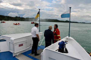 Iven (DLRG) verabschiedet den scheidenden Kreisbrandinspektor Peter Einsiedler. Links Dirk Schranz der Kapitän der MS Forggensee