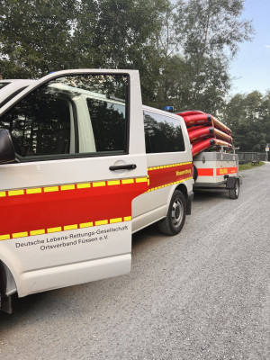 Fahrzeug der DLRG Füssen mit dem Strömungsretter-Anhänger auf dem die drei RescueSleds verzurrt sind