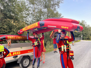 Die Wasserretter der DLRG laden die RescueSleds vom Strömungsretter-Anhänger ab.