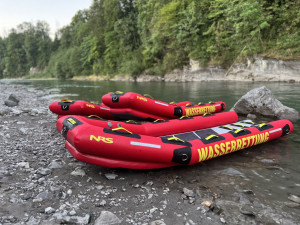 Die drei RescueSledsder DLRG  liegen am Ufer der Iller.