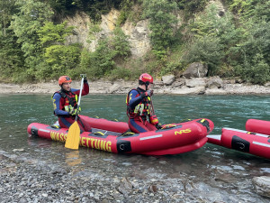 Die Wasserretter der DLRG manövrieren das RescueSled mit den Paddeln.