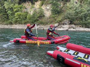 Die Wasserretter der DLRG manövrieren das RescueSled mit den Paddeln.
