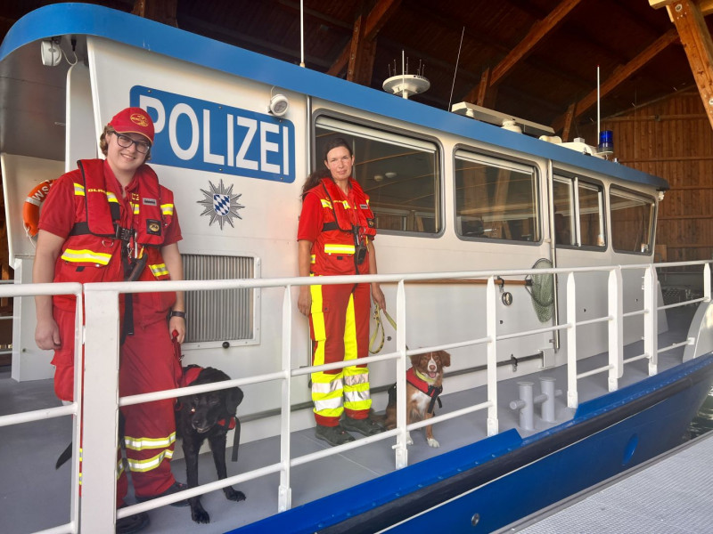 Zwei Hundeführerinnen auf dem Schiff der Polizei