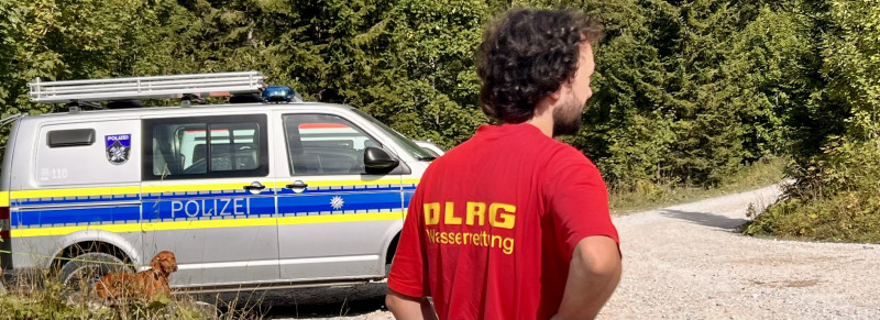 Ein Helfer der DLRG an der Kenzenhütte wartet auf die Polizei.