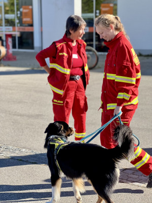 Uschi und Franzi, die beiden Ausbilderinnen testen wie der Hund auf fremde Personen reagiert.