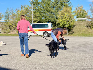 Die Teilnehmer des Castings vor der Einsatzzentrale